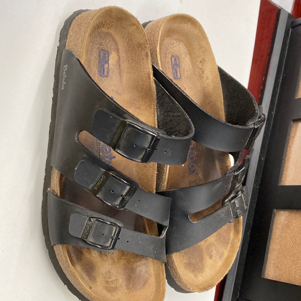 For sale are pair of Betulq brand in great condition. The color is Black.
